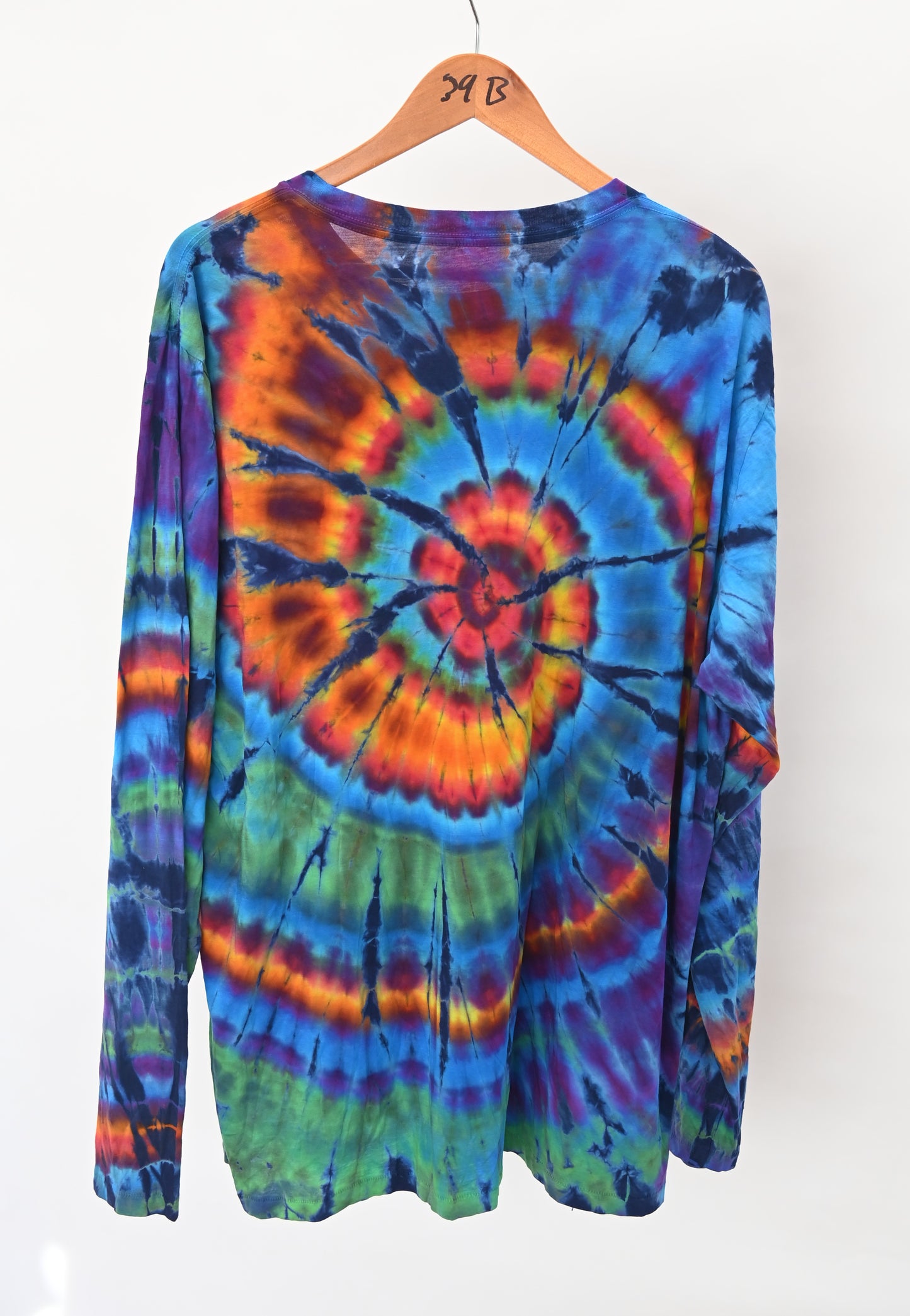 Long sleeve T-SHIRT.