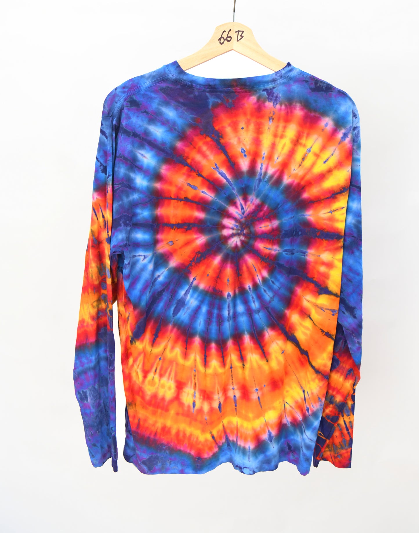Long sleeve T-SHIRT.