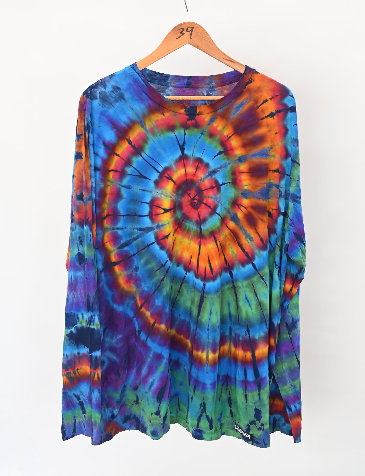 Long sleeve  T-SHIRT.