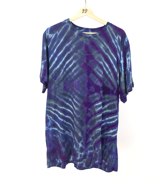 Short sleeve T-SHIRT.